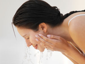 How to Remove Make-up Easily How to Remove Make-up Easily