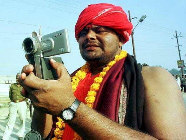ಕ್ಯಾಮೆರಾ ಪ್ರಿಯ ಬಾಬಾ
