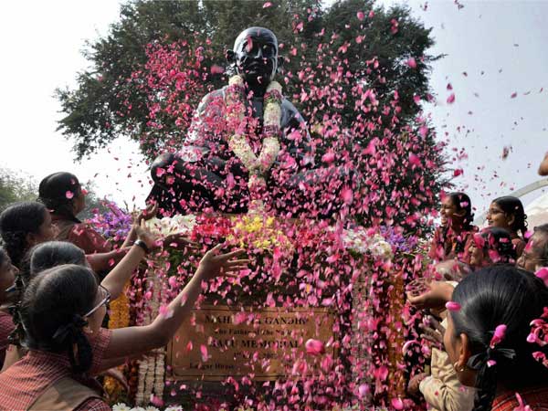 ಒಂದು ಪಾದರಕ್ಷೆ ಕಳೆದಾಗ ಇನ್ನೊಂದನ್ನೂ ಎಸೆದ ಗಾಂಧೀಜಿ!