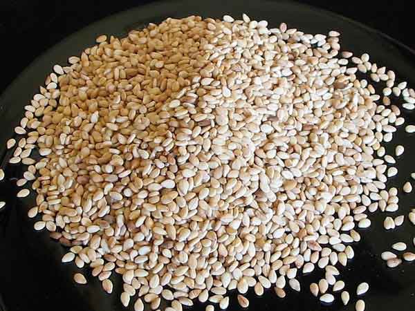 ಎಳ್ಳಿನ ಹುಡಿ ಮತ್ತು ಗೋಮೂತ್ರ
