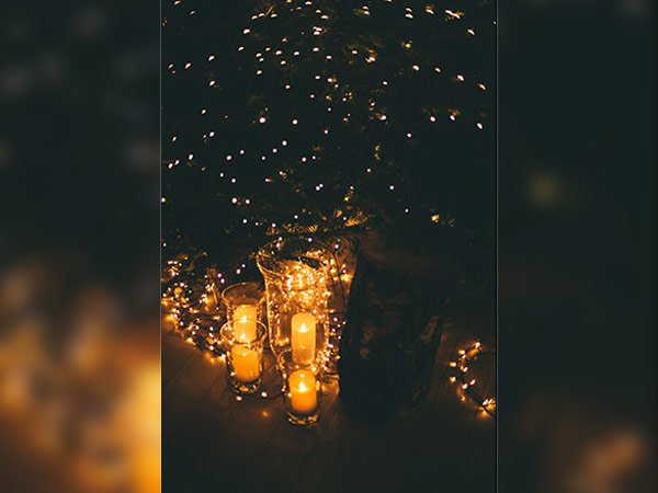 ಮೇಣದ ಬತ್ತಿಗಳು ಮತ್ತು ಬೆಳಕು