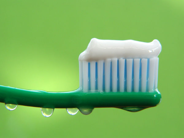 ಬಿಳಿಯಾಗಿಸುವ ಟೂಥ್ ಪೇಸ್ಟ್ (Whitening toothpaste)