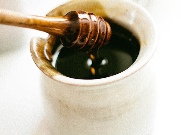 6. ಬಾಳೆಹಣ್ಣಿನ ಸಿಪ್ಪೆ ಮತ್ತು ಜೇನುತುಪ್ಪ