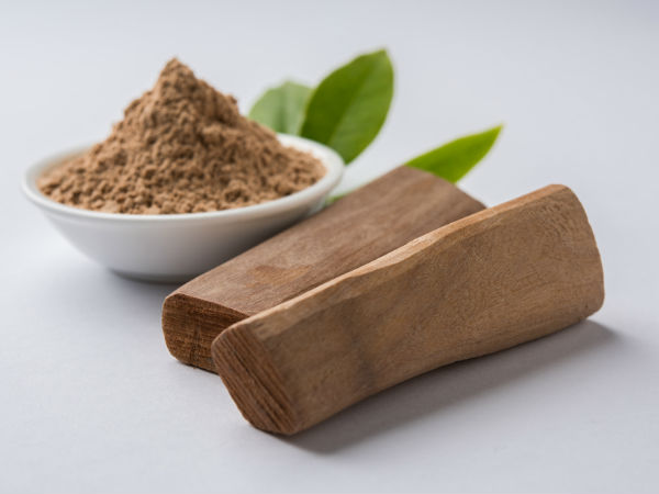 ಅರಿಶಿನ ಪುಡಿ, ಆಲಿವ್ ಎಣ್ಣೆ ಮತ್ತು ಶ್ರೀಗಂಧದ ಪುಡಿ