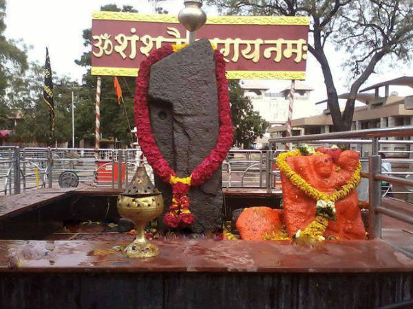 ಕಪ್ಪು ಎಳ್ಳು ಬೆರೆಸಿದ ಹಾಲಿನ ಅಭಿಷೇಕ