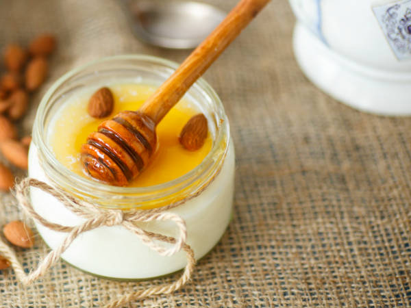 ಬಿಸಿ ಹಾಲಿನೊಂದಿಗೆ ಜೇನುತುಪ್ಪ