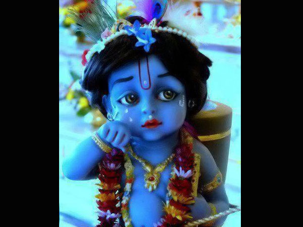 ಶ್ರೀಕೃಷ್ಣನ ಅನುಗ್ರಹವನ್ನು ಪಡೆಯಲು ಕೆಲವು ಮಂತ್ರಗಳನ್ನು ಪಠಿಸುವುದು ಒಳ್ಳೆಯದು.
