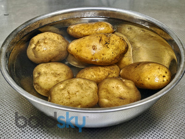 ಆಲೂಗಡ್ಡೆ-ನಿಂಬೆರಸ- ಚಿಟಿಕೆಯಷ್ಟು -ಅರಿಶಿನ