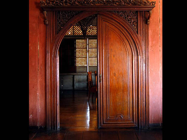 ಬಾಗಿಲು ತೆರೆಯುವ ದಿಕ್ಕು