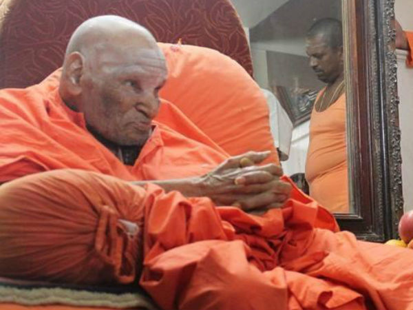 ಸಂಸ್ಕೃತ ಮತ್ತು ಇಂಗ್ಲಿಷ್ ಭಾಷೆಯಲ್ಲಿ ಪ್ರವೀಣರಾಗಿದ್ದರು