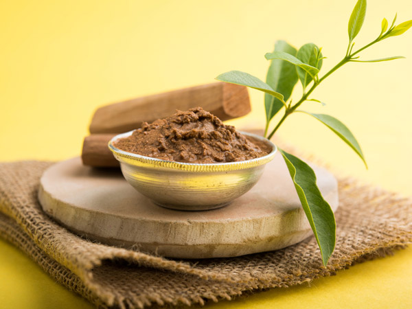 ಶ್ರೀಗಂಧದ ಪುಡಿ, ಅಲೋವೆರಾ ಮತ್ತು ಹಾಲು