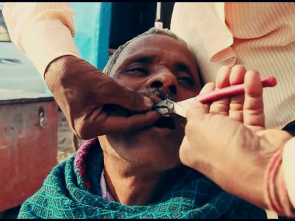 ರಸ್ತೆ ಬದಿಯಲ್ಲಿ ದಂತ ಪರೀಕ್ಷೆ
