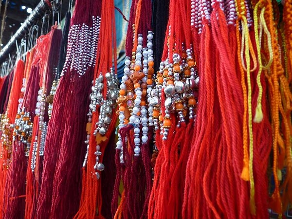 ಹಸಿರು ದಾರ ಕಟ್ಟಿಕೊಳ್ಳಿ