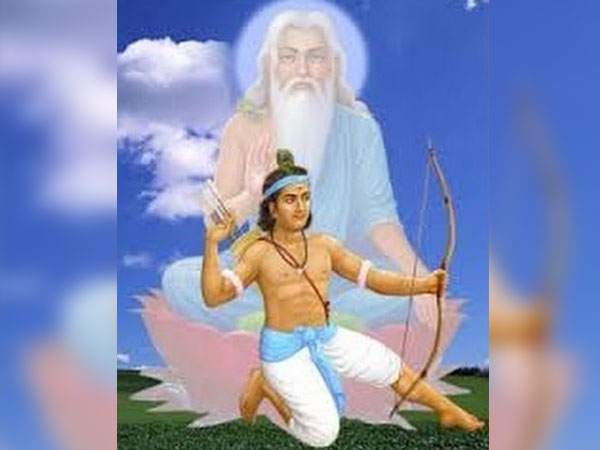 ಗುರು ದ್ರೋಣಾಚಾರ್ಯರ ಮೂರ್ತಿ ಮಾಡಿದ ಏಕಲವ್ಯ