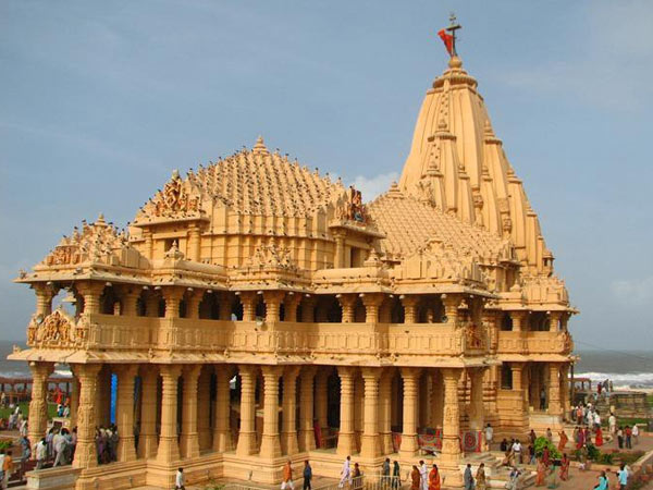 ಗರ್ಭಗೃಹದಲ್ಲಿ ಕತ್ತಲು ಹಾಗೂ ಪುರುಷರು ಶರ್ಟ್ ತೆಗೆಯಬೇಕಾದ ನಿಯಮ
