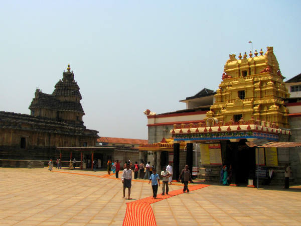 ಪುರುಷರು ತಮ್ಮ ಶರ್ಟ್ಗಳನ್ನು ಬಿಚ್ಚಿ ದೇವರ ದರ್ಶನ ಪಡೆಯಬೇಕು
