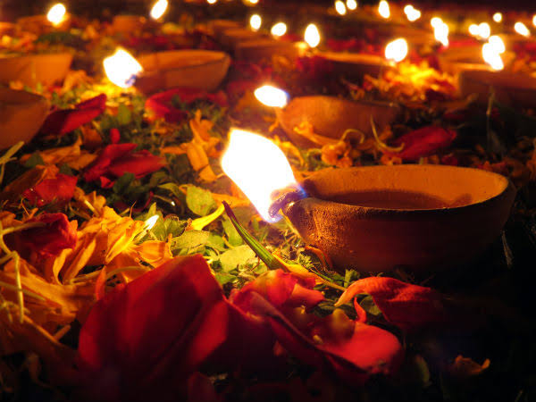 1. ಮನೆಯನ್ನು ಚೈನೀಸ್ ದೀಪಗಳಿಗೆ ಬದಲಾಗಿ ಹಣತೆಗಳಿಂದ ಅಲಂಕರಿಸಿರಿ