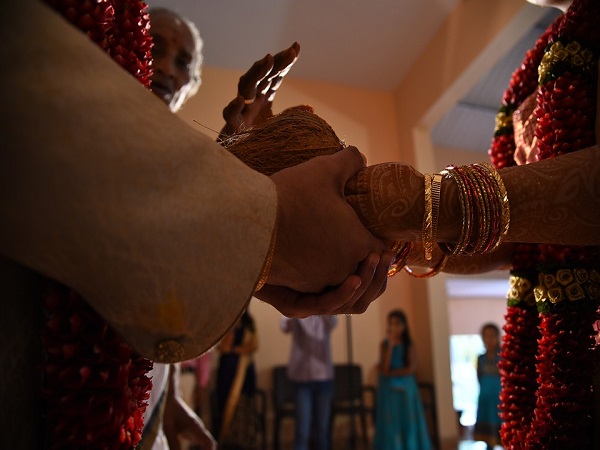 3. ತಪ್ಪುಗಳನ್ನು ಮುಚ್ಚಿಕೊಳ್ಳುವುದಕ್ಕಾಗಿ ಮದುವೆಯಾಗಬೇಕು