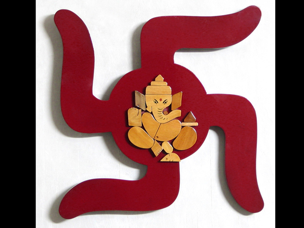 ಮನೆ ಬಾಗಿಲಿಗೆ ಸ್ವಸ್ತಿಕ್