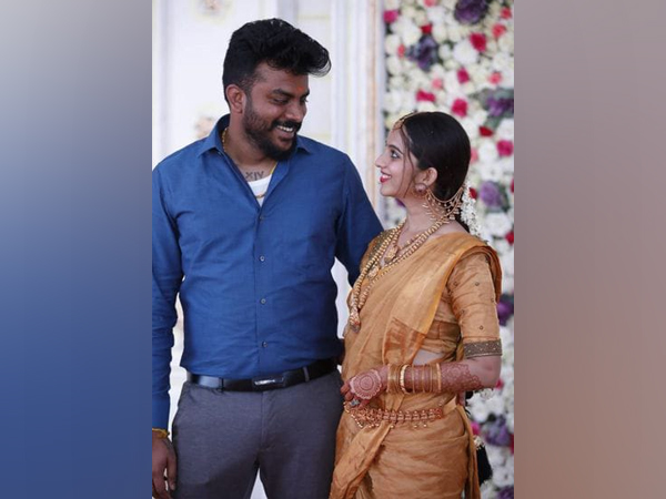 ವಿವಾಹ ಶಾಸ್ತ್ರದಲ್ಲಿ ಗೋಲ್ಡನ್ ಕಲರ್ ಸ್ಯಾರಿಯಲ್ಲಿ ಮಿಂಚಿದ ನಿವೇದಿತಾ