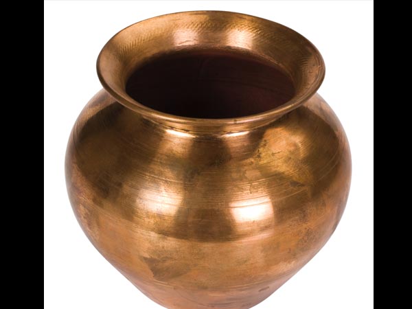 ತಾಮ್ರದ ಪಾತ್ರೆಯಲ್ಲಿ ಅಭಿಷೇಕ