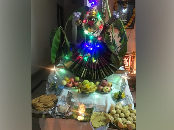ದೀರ್ಘ ಸೌಭಾಗ್ಯಕ್ಕಾಗಿ ತಾಂಬೂಲ ಕೊಡುವುದು