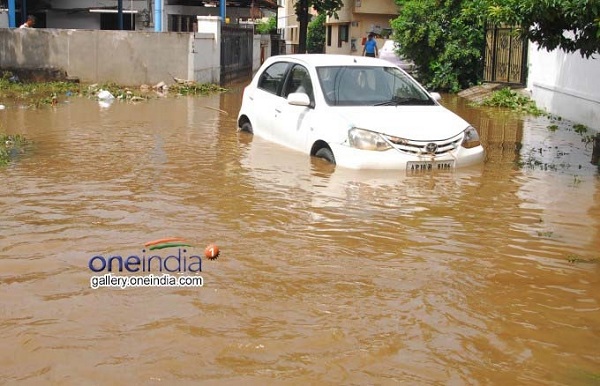 ಪ್ರವಾಹದಲ್ಲಿ ಡ್ರೈವ್ ಮಾಡುವುದು