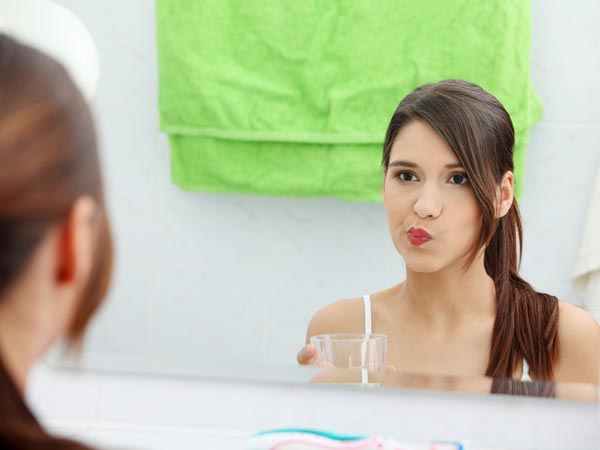 2. ಎಣ್ಣೆಯಲ್ಲಿ ಬಾಯಿ ಮುಕ್ಕಳಿಸುವುದು (Oil pulling)