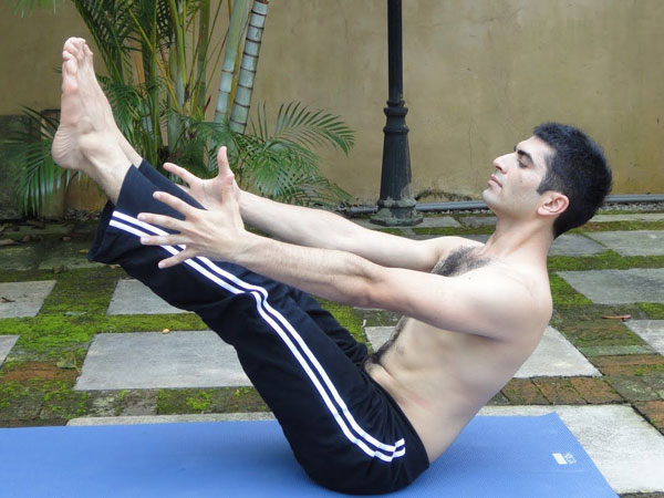 8. ನೌಕಾಸನ (Boat pose)