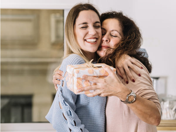 ನ್ಯಾಷನಲ್ ಸಿಸ್ಟರ್ಸ್ ಡೇ: ನಿಮ್ಮ ಸೀಕ್ರೆಟ್ ಕೀಪರ್ ಸಹೋದರಿಗೆ ಉಡುಗೊರೆ ಕೊಡೋದು ಮಾತ್ರ ಮರೀಬೇಡಿ