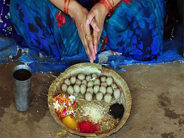 ಪಿಂಡ ಪ್ರದಾನ ಮಾಡಲು ಸೊಸೆಗೆ ಅನುಮತಿ ಇದೆ, ಮಗಳು ಮಾಡಲ್ಲ