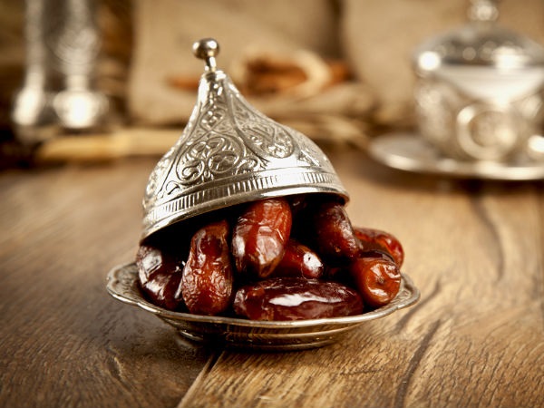 2. ಮೊಸರು ಹಾಗೂ ಖರ್ಜೂರ ಜೊತೆಗೆ ಉಪವಾಸ ಮುರಿಯಿರಿ