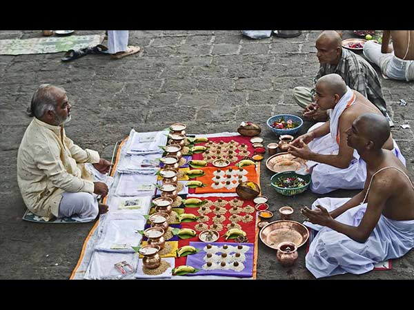 8. ಎಳ್ಳು ಮತ್ತು ಅಕ್ಕಿಯ ಅರ್ಥ